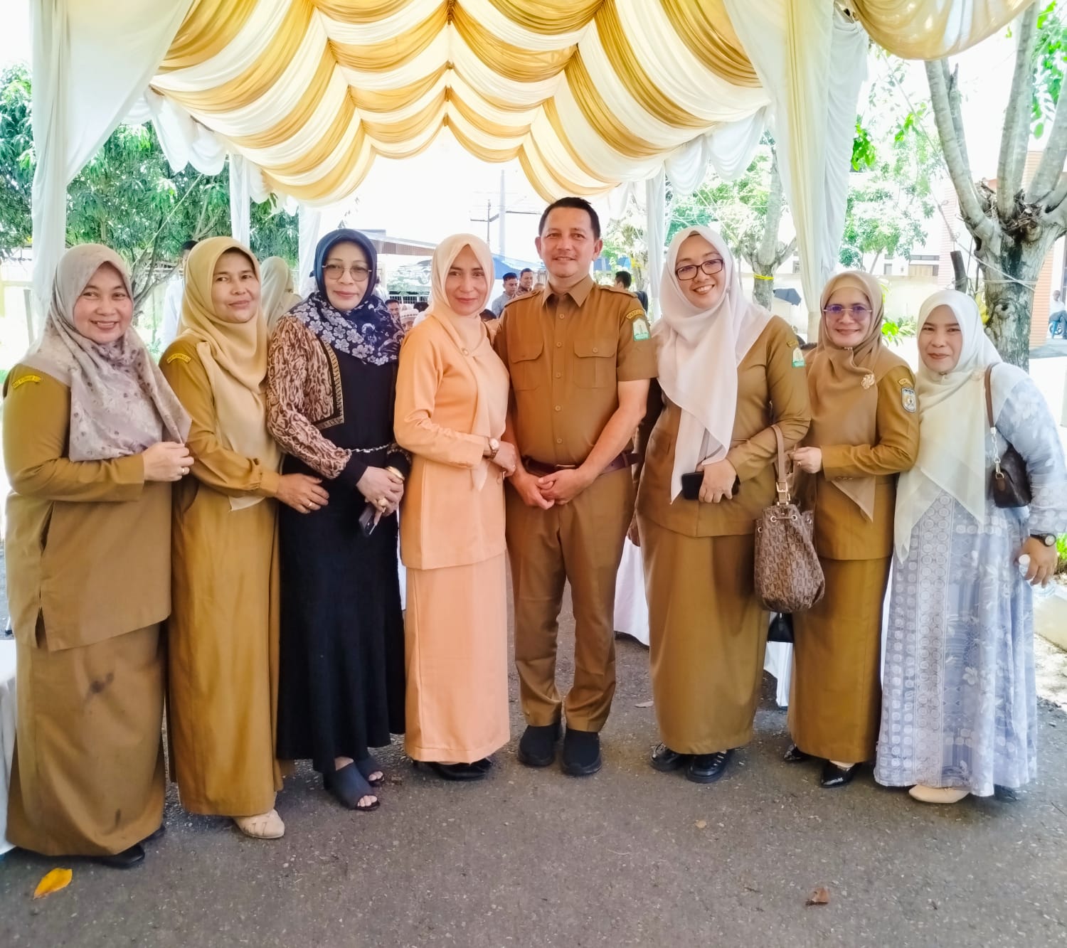 Foto Bersama Kepala Dinas Peternakan Aceh dan Istri