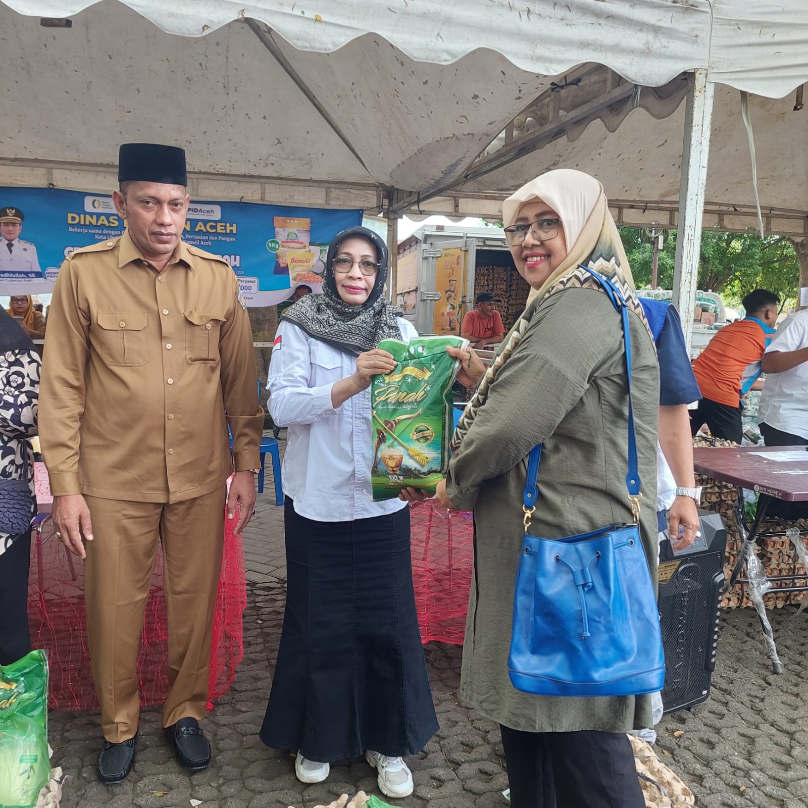 Penyerahan Simbolis Gerakan Pangan Murah Lhokseumawe