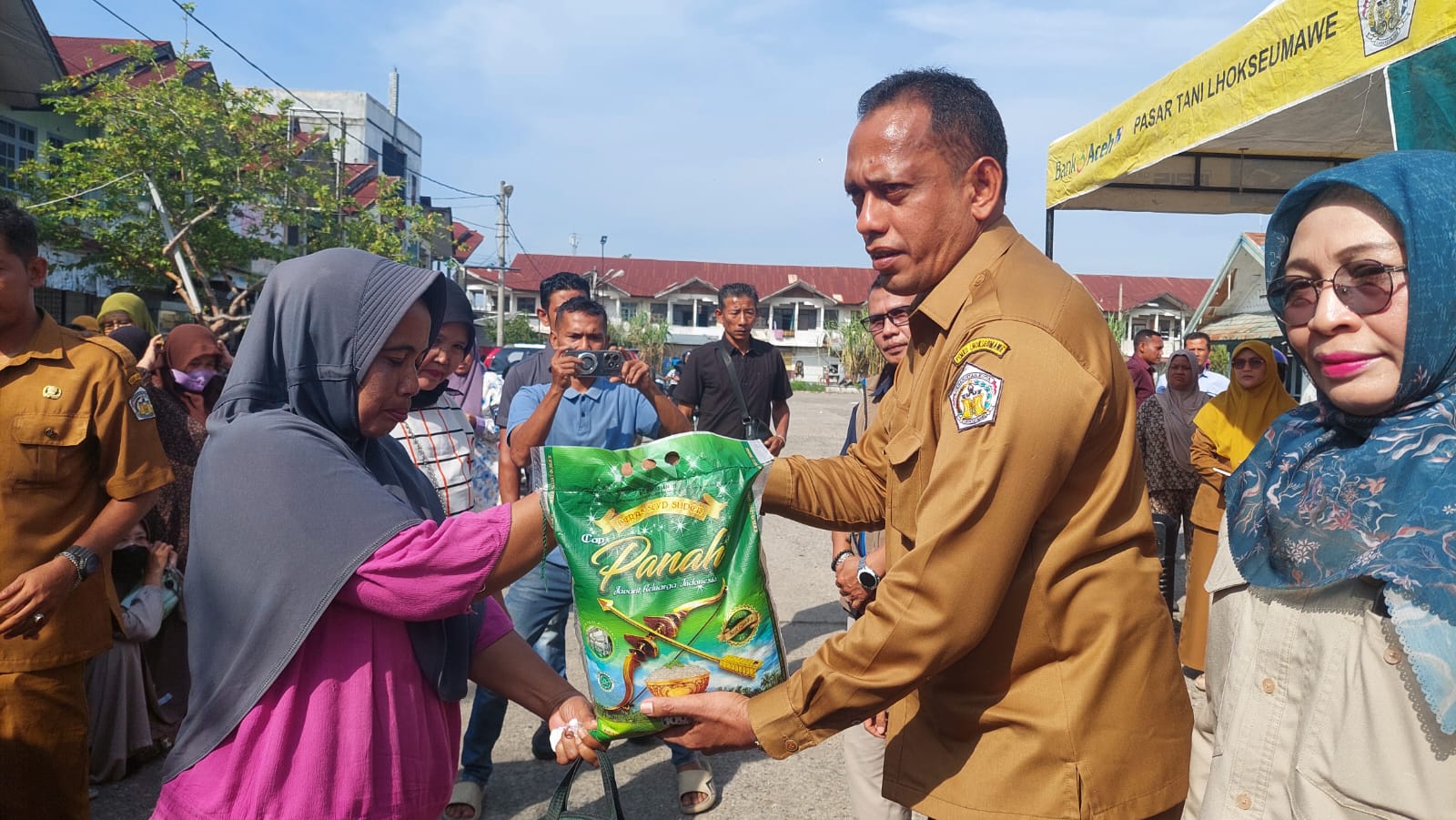 Penyerahan Simbolis Oleh Husaini, SE